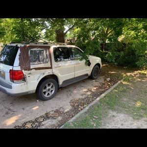 2004 Lincoln Aviator.